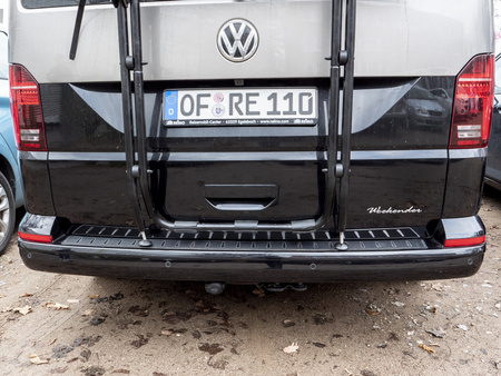 Osłona progu załadunkowego Carbest VW Transporter T5/T6/T6.1 Caravelle i Multivan, wykonana ze stali nierdzewnej i