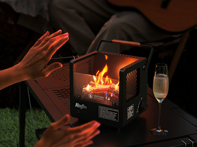 Alogfire Mini Campfire ALF-B11 na stole wieczorem
