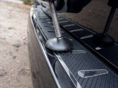 Osłona progu załadunkowego Carbest VW Transporter T5/T6/T6.1 Caravelle i Multivan, wykonana ze stali nierdzewnej i