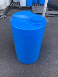 Cylindryczny pionowy pojemnik 130 l UHPLAST niebieski